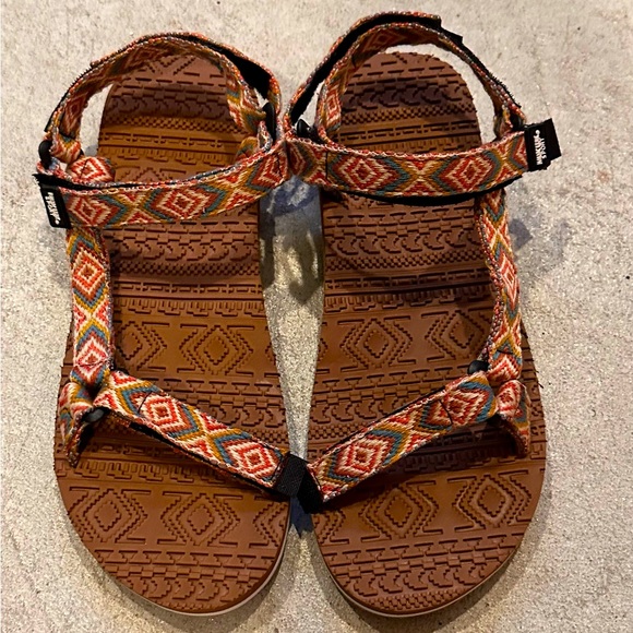 Muk Luks Shoes - Women’s Muk Luk Sport Pink Aztec Print Sandals Sz 10 NWOB
